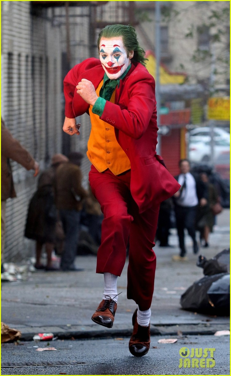 Joaquin Phoenix's 'Joker' Runs Away From 2 Gotham City ...