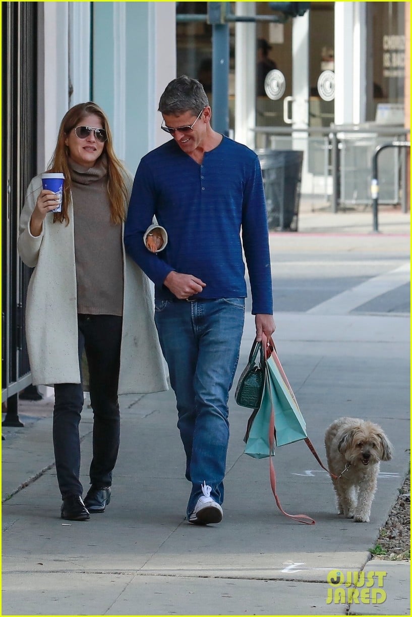 Selma Blair Wears Tiny Fake Hand, Was Not Poking Fun at People with