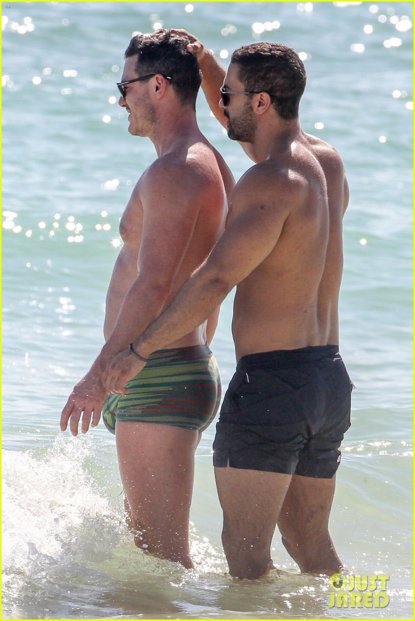 Luke Evans & Boyfriend Victor Turpin Bare Their Shirtless Bodies, Look So Cute Together During