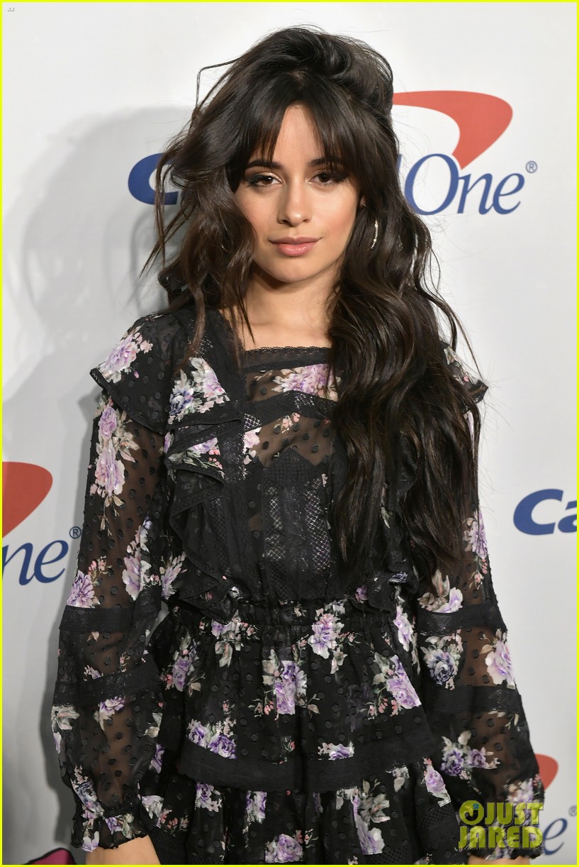 Meghan Trainor & Daryl Sabara Sport Matching 'Wifey' & 'Hubby' Holiday