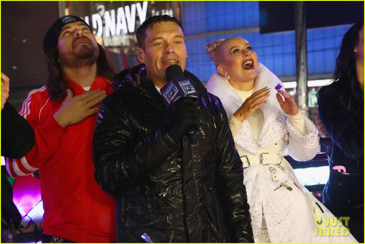Christina Aguilera Gives Epic New Year's Eve 2019 Performance in Rainy Times Square ...