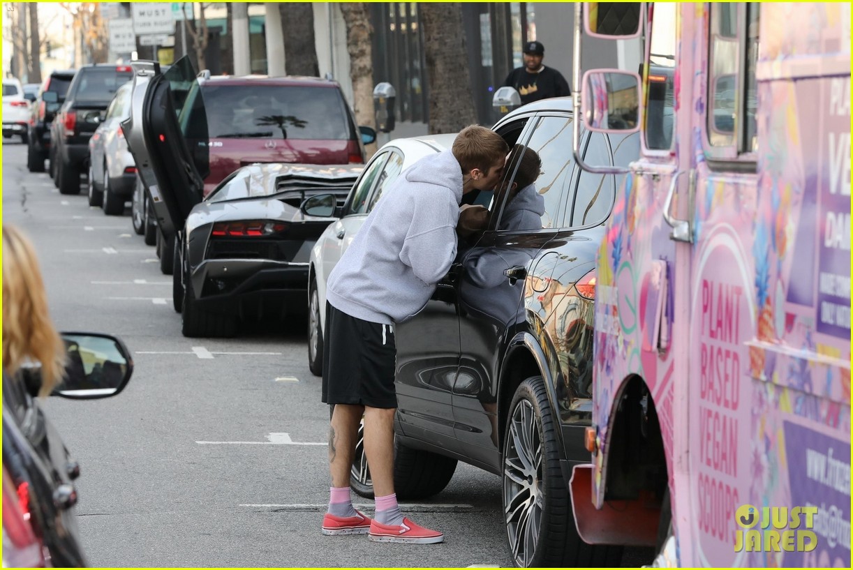 Justin Bieber Kisses Wife Hailey Goodbye After Book Shopping: Photo