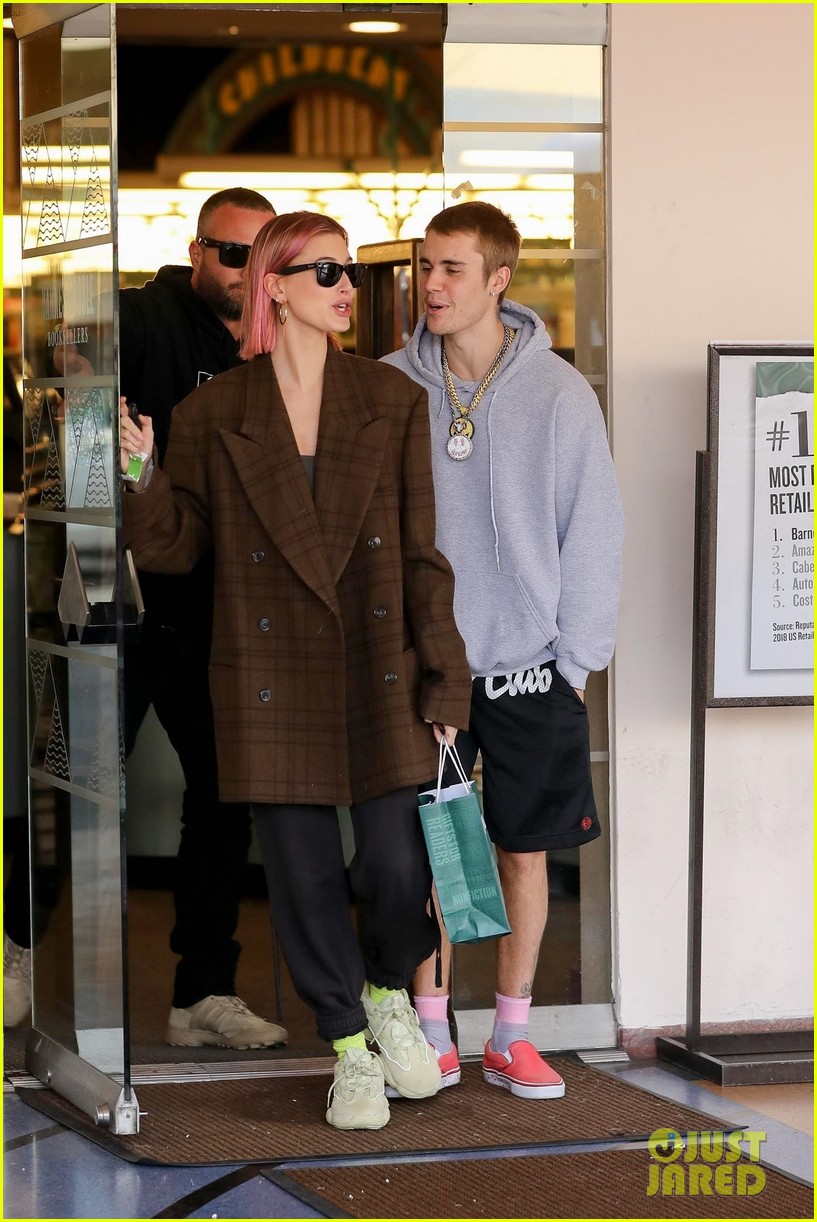 Justin Bieber Kisses Wife Hailey Goodbye After Book Shopping: Photo