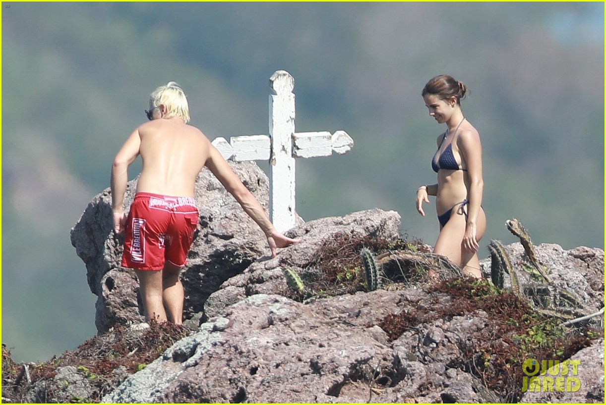 Ansel Elgort & Violetta Komyshan Share Some PDA During Beach Vacation: Photo 4214548 ...1222 x 818