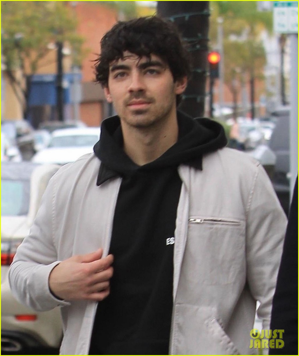 Joe Jonas Goes For Lunch With Kevin After Another Ski Trip Photo