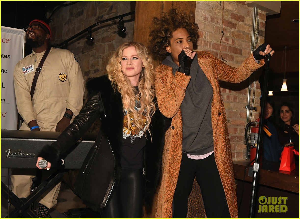 Avril Lavigne &amp; Boyfriend Phillip Sarofim Couple Up at