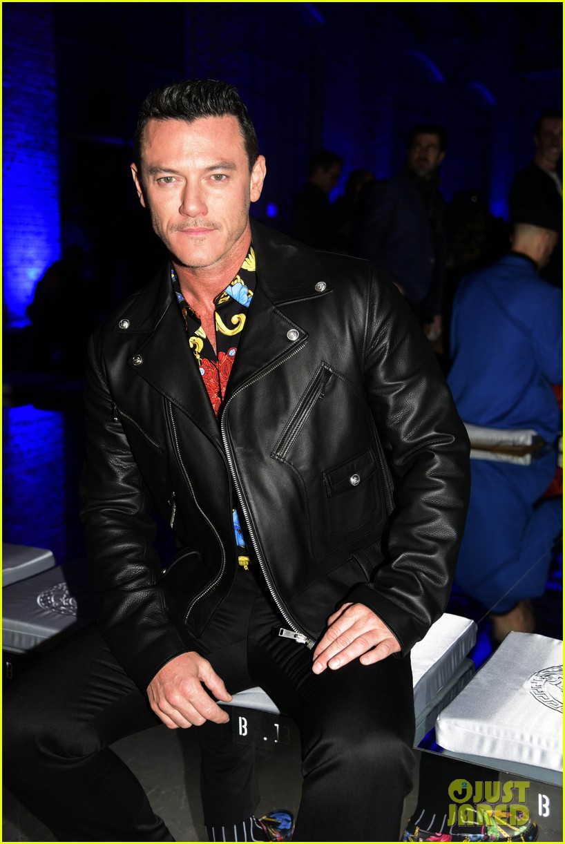Luke Evans Sits Front Row at 'Versace' Fashion Show in Milan! Photo 4210614 Luke Evans