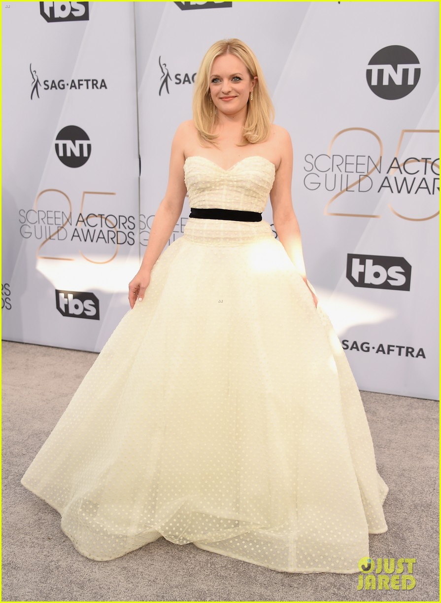 Elisabeth Moss Has a Princess Moment at SAG Awards 2019: Photo 4218222
