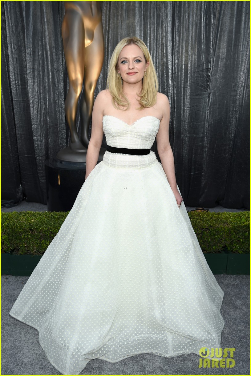Elisabeth Moss Has a Princess Moment at SAG Awards 2019: Photo 4218224