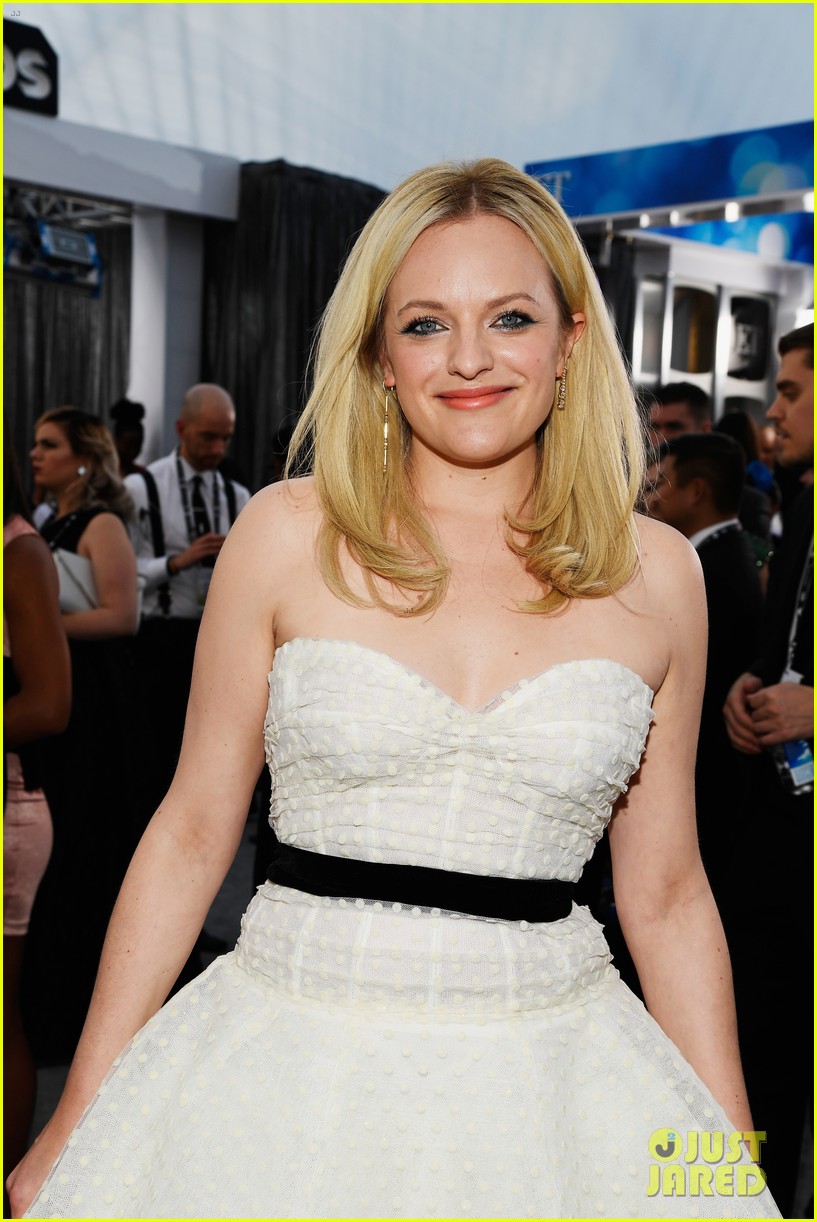 Elisabeth Moss Has a Princess Moment at SAG Awards 2019: Photo 4218231