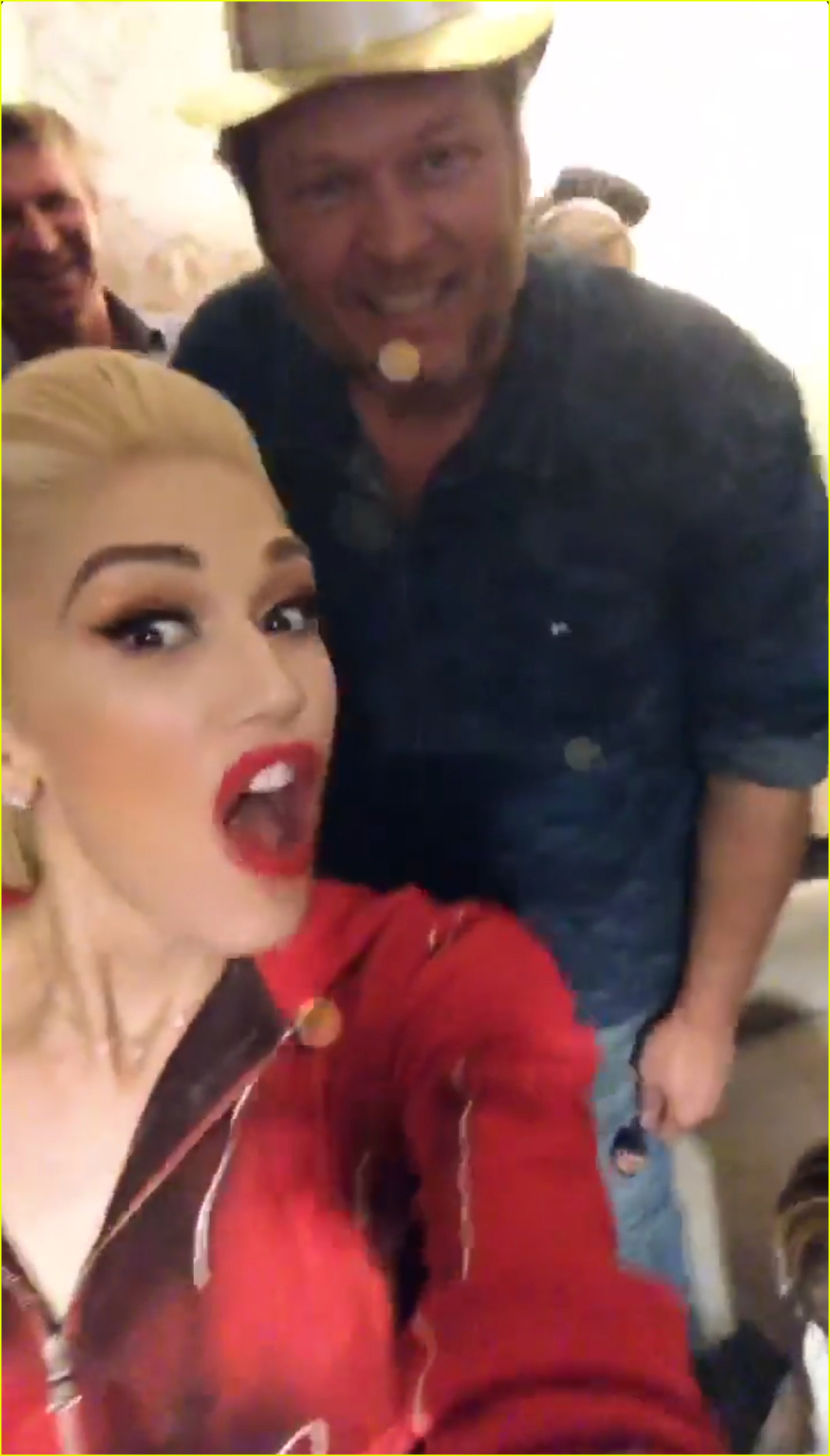 Gwen Stefani Blake Shelton Share New Year S Eve Kiss Photo 4204179 2019 New Years Eve Apollo Rossdale Blake Shelton Celebrity Kids Gwen Stefani Kingston Rossdale Pictures Just Jared