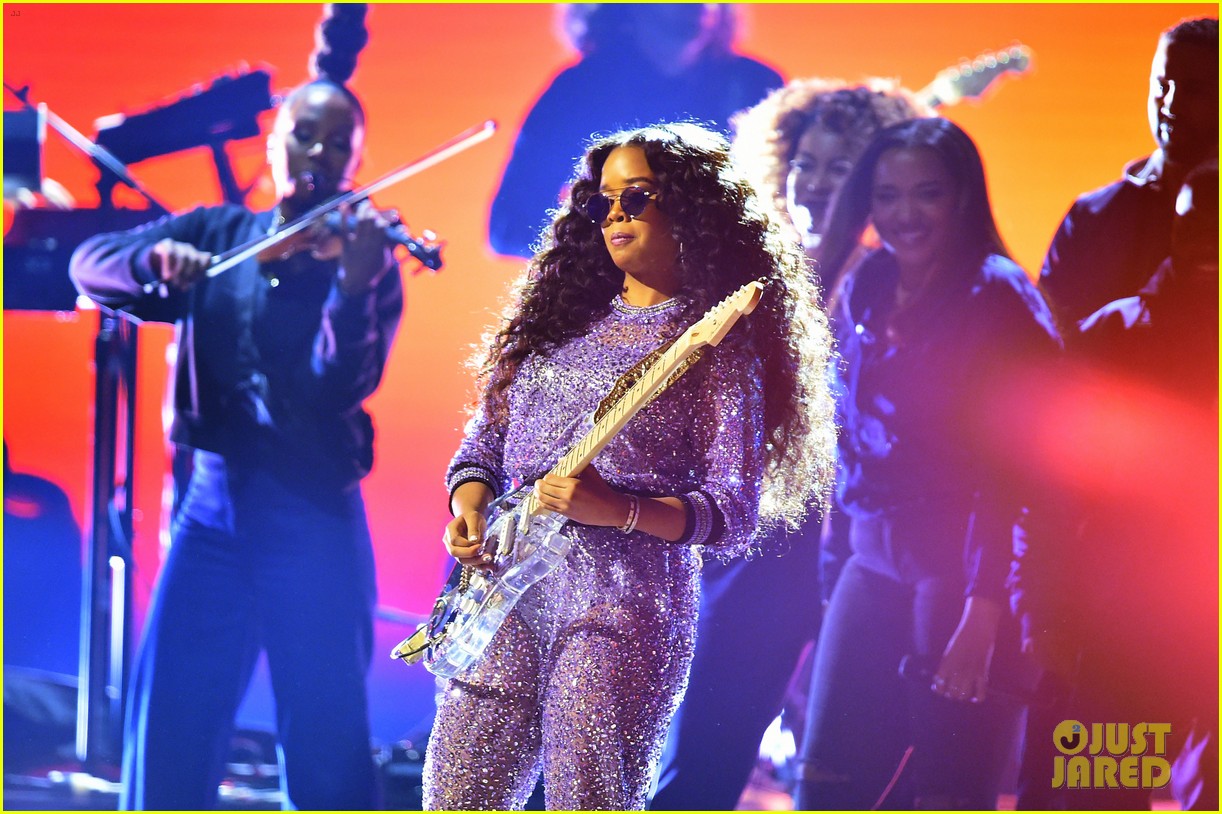 H.E.R. Glitters for 'Hard Place' Performance at Grammys 2019 (Video