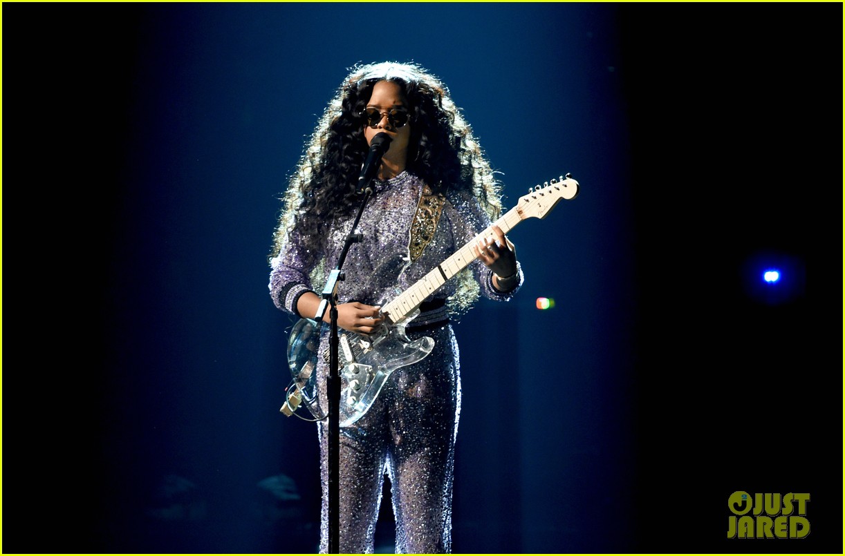 H.E.R. Glitters for 'Hard Place' Performance at Grammys 2019 (Video
