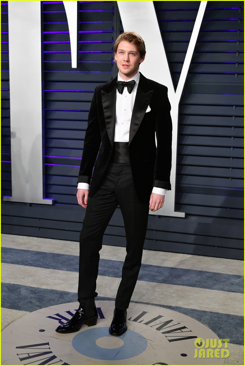taylor-swift-skips-oscars-2019-carpet-joe-alwyn-walks-solo-02.jpg