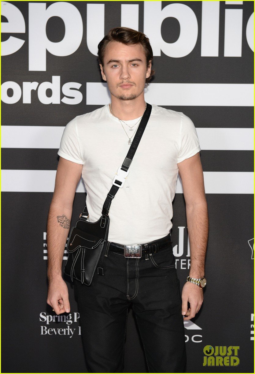 Sophie Turner & Joe Jonas Couple Up at Republic Records Grammys After