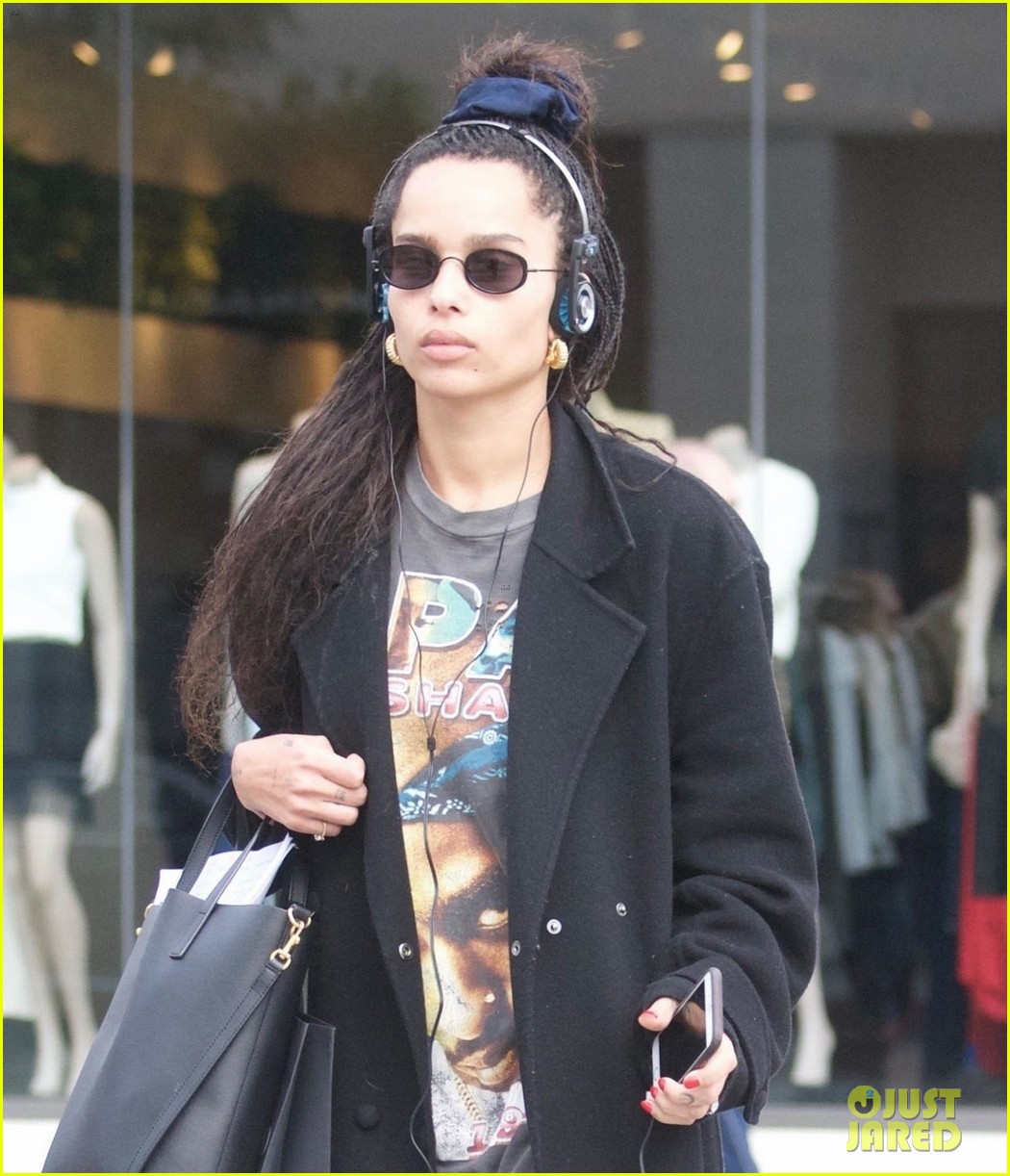 Zoe Kravitz Jams to Music While Shopping in Beverly Hills: Photo