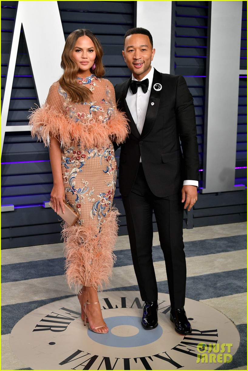 Chrissy Teigen John Legend Are Picture Perfect At Vanity Fair S Oscars Party Photo 4246179 2019 Oscars Parties Chrissy Teigen John Legend Pictures Just Jared