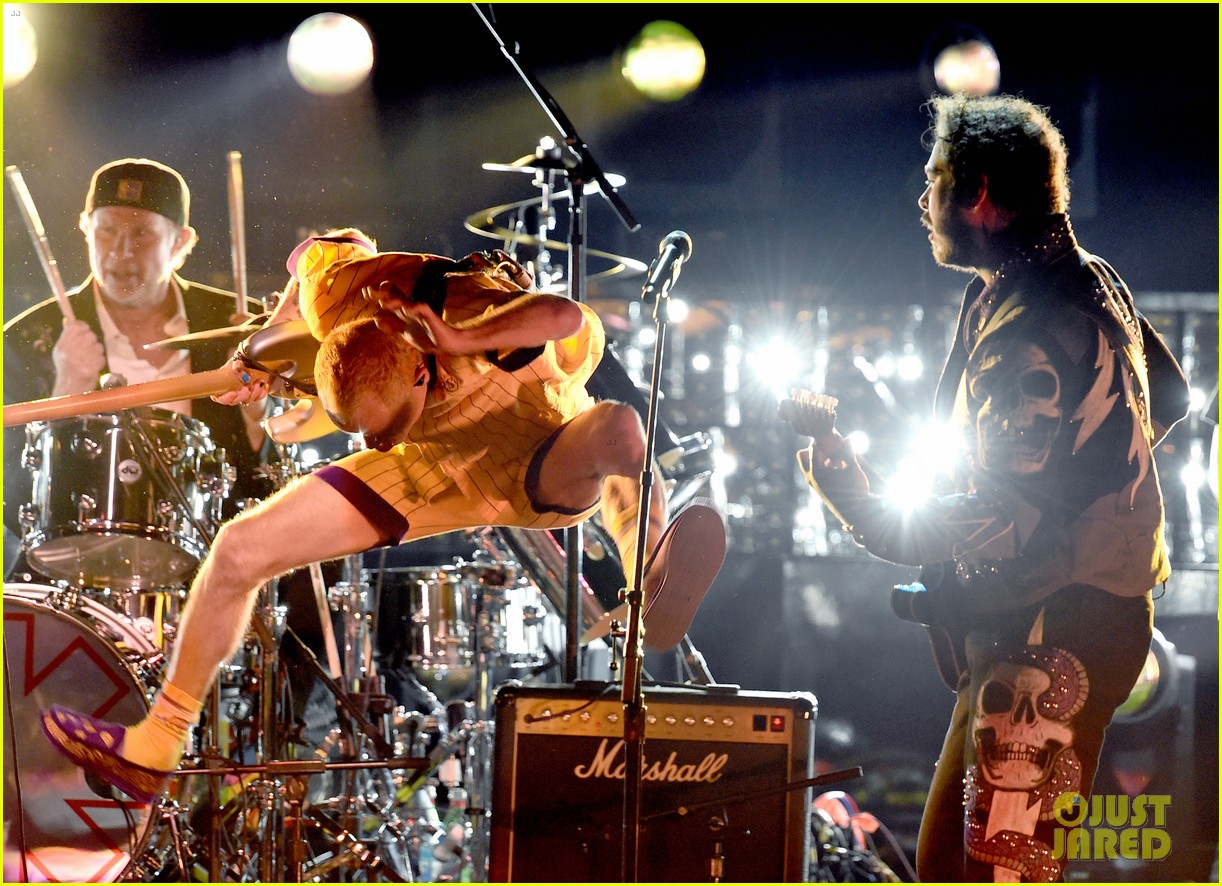 Post Malone & Red Hot Chili Peppers Perform 'Stay,' 'Rockstar' & 'Dark