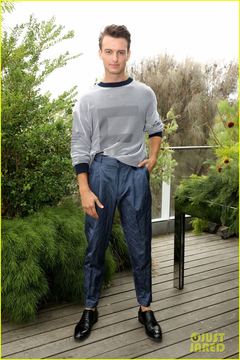 Margot Robbie’s Hot Brother Cameron Makes Runway Debut!: Photo 4224412