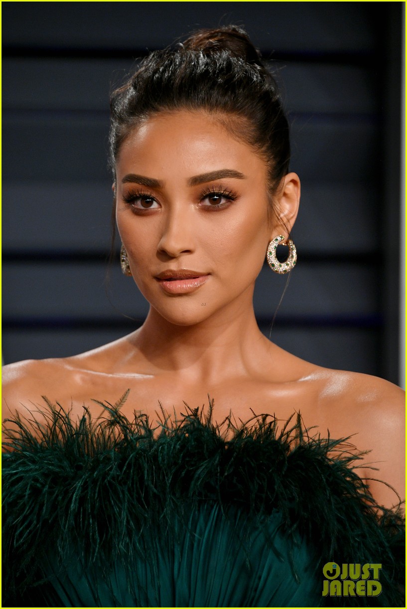 Amandla Stenberg & Rowan Blanchard Wear Statement Gowns To Vanity Fair