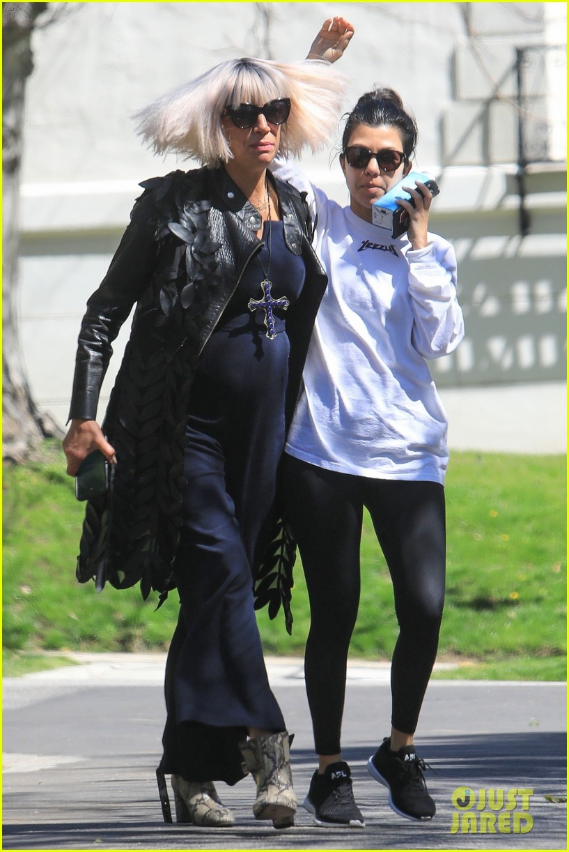 Kourtney Kardashian Meets Up with a Friend in WeHo: Photo 4257007