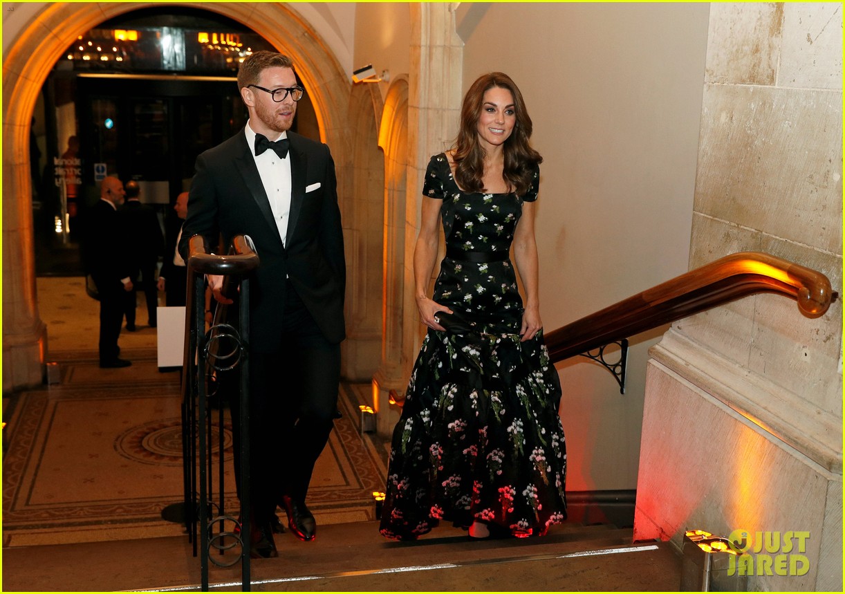 kate middleton glams up for portrait gala in london 064255822