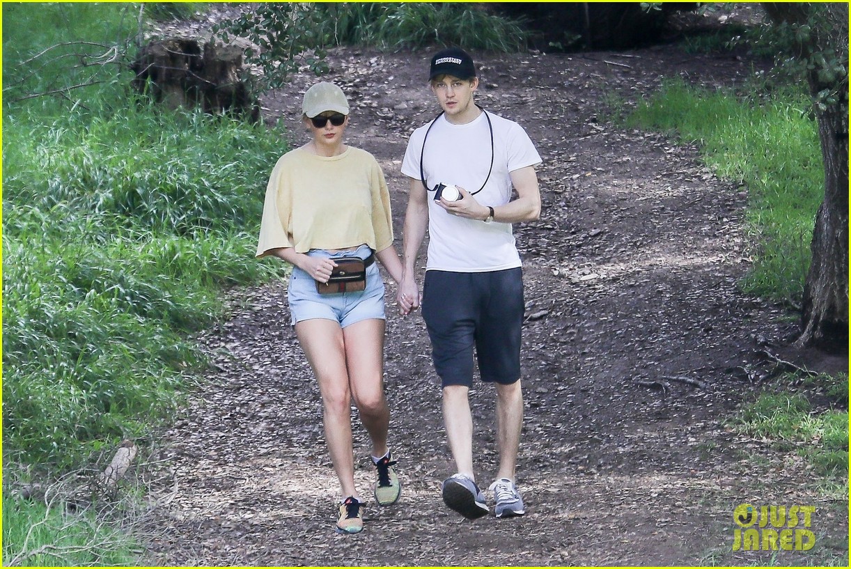 Taylor Swift & Joe Alwyn Hold Hands While Hiking in L.A.: Photo 4251585