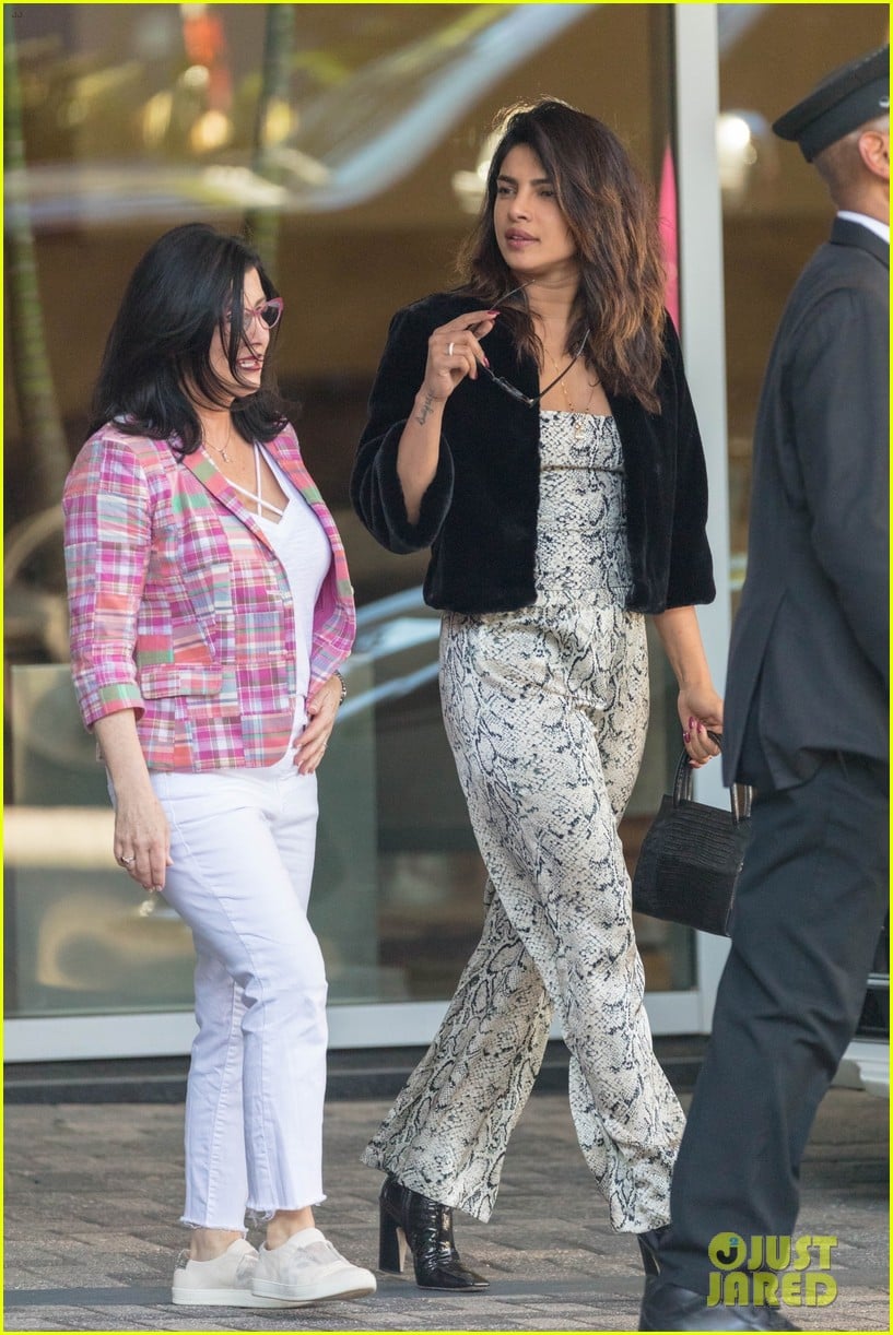Priyanka Chopra Nick Jonas Mom Grab Dinner In Atlanta Photo