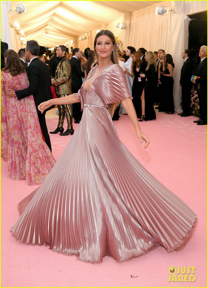 Gisele Bundchen & Tom Brady Share Sweet Kiss on Met Gala 2019 Red Carpet! Photo 4285310 2019