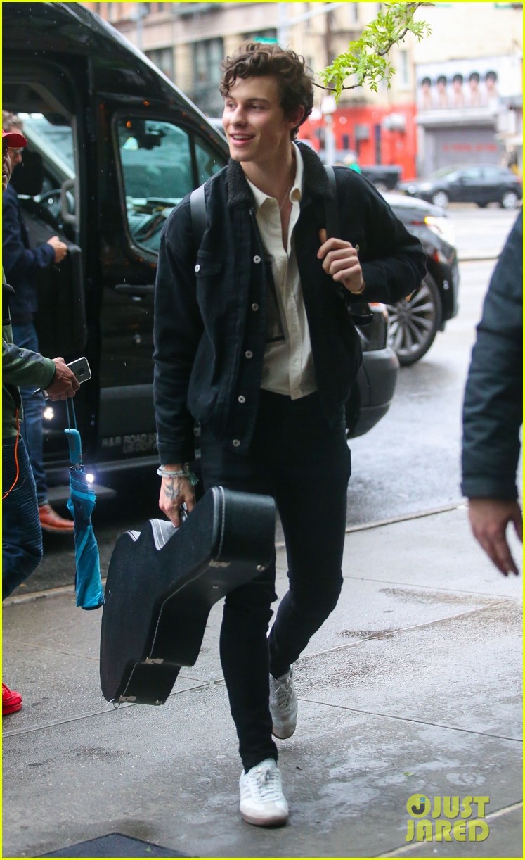 Shawn Mendes Heads Back To Hotel After Promoting If I Can T Have You Photo 4284619 Shawn Mendes Pictures Just Jared