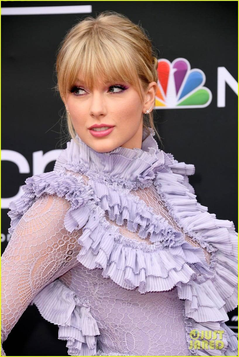 Taylor Swift Makes Red Carpet Arrival at Billboard Music Awards 2019