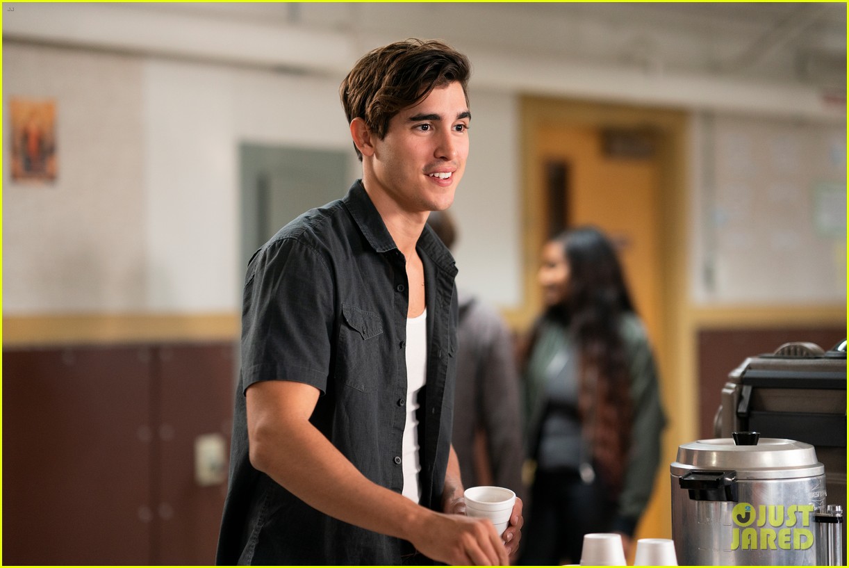 Netflix Drops Trailer For New YA Shoplifting Drama, 'Trinkets' Watch Here! Photo 4300437