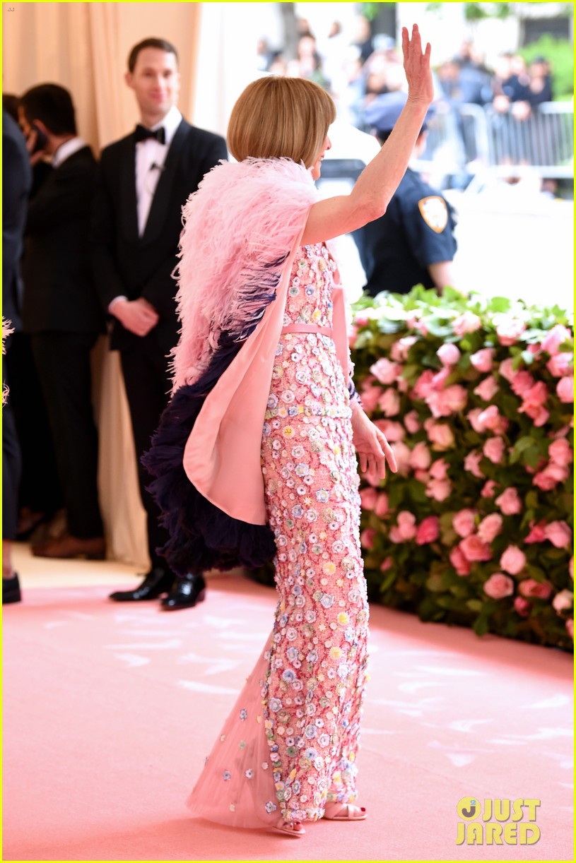 Anna Wintour Makes Grand Entrance at Met Gala 2019 with Daughter Bee