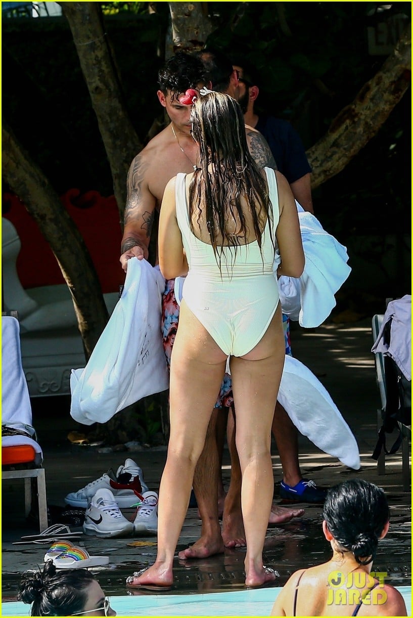 Jax Taylor Goes Shirtless During Joint Bachelor/Bachelorette Trip with