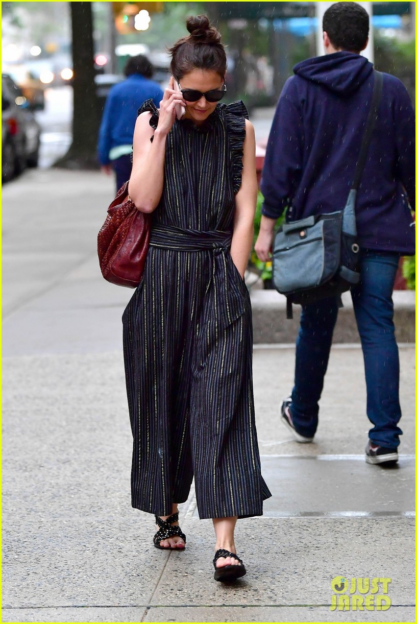 Katie Holmes Braves the Rain While Taking a Stroll in NYC: Photo