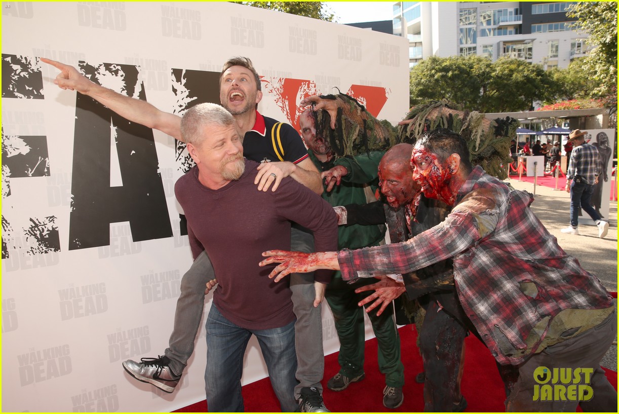 'Walking Dead' Cast Hangs Out with Walkers at ComicCon 2019! Photo