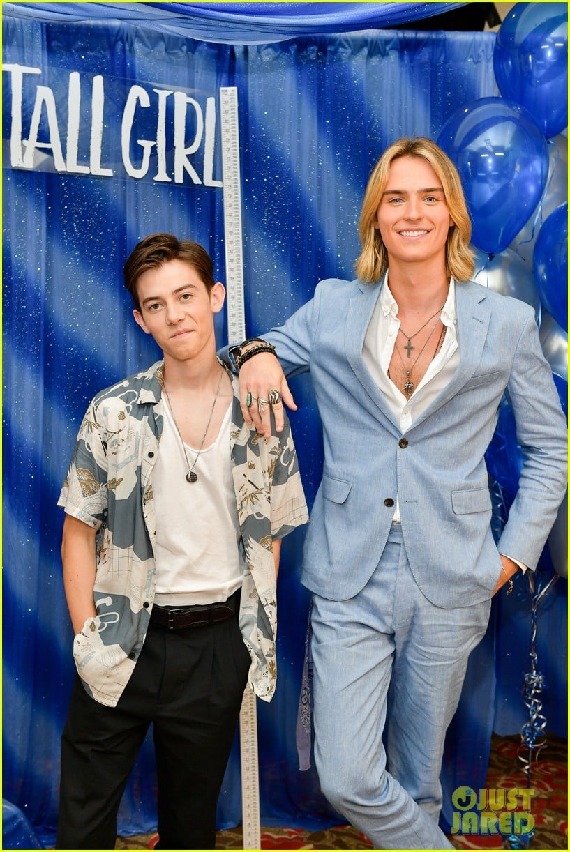 Netflix&rsquo;s &lsquo;Tall Girl&rsquo; Cast Teams Up for Photo Call - See the Pics