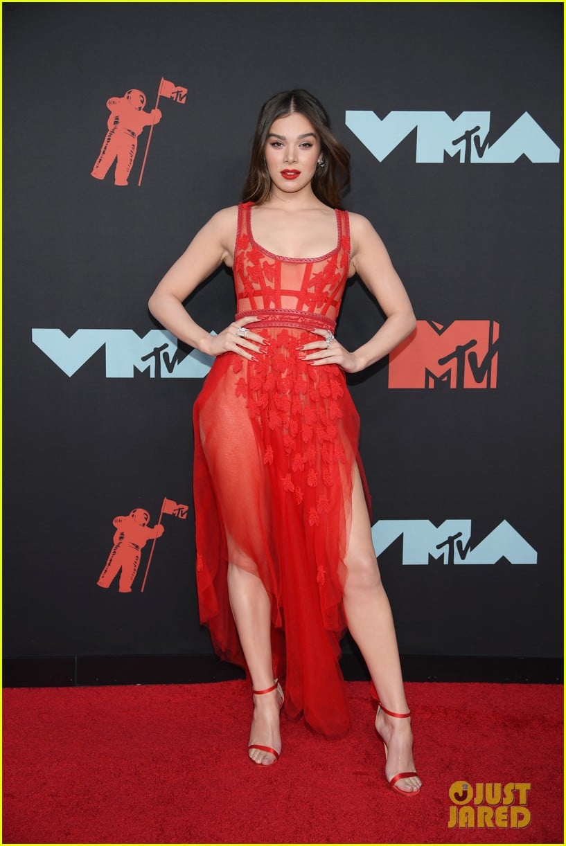 hailee steinfeld red carpet dresses