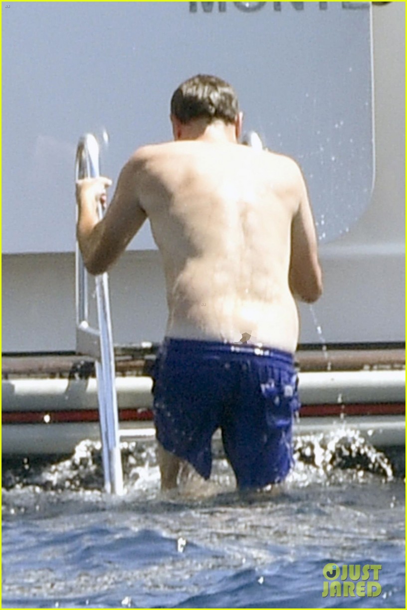 Leonardo DiCaprio Showers Off After Taking a Swim in Italy!: Photo