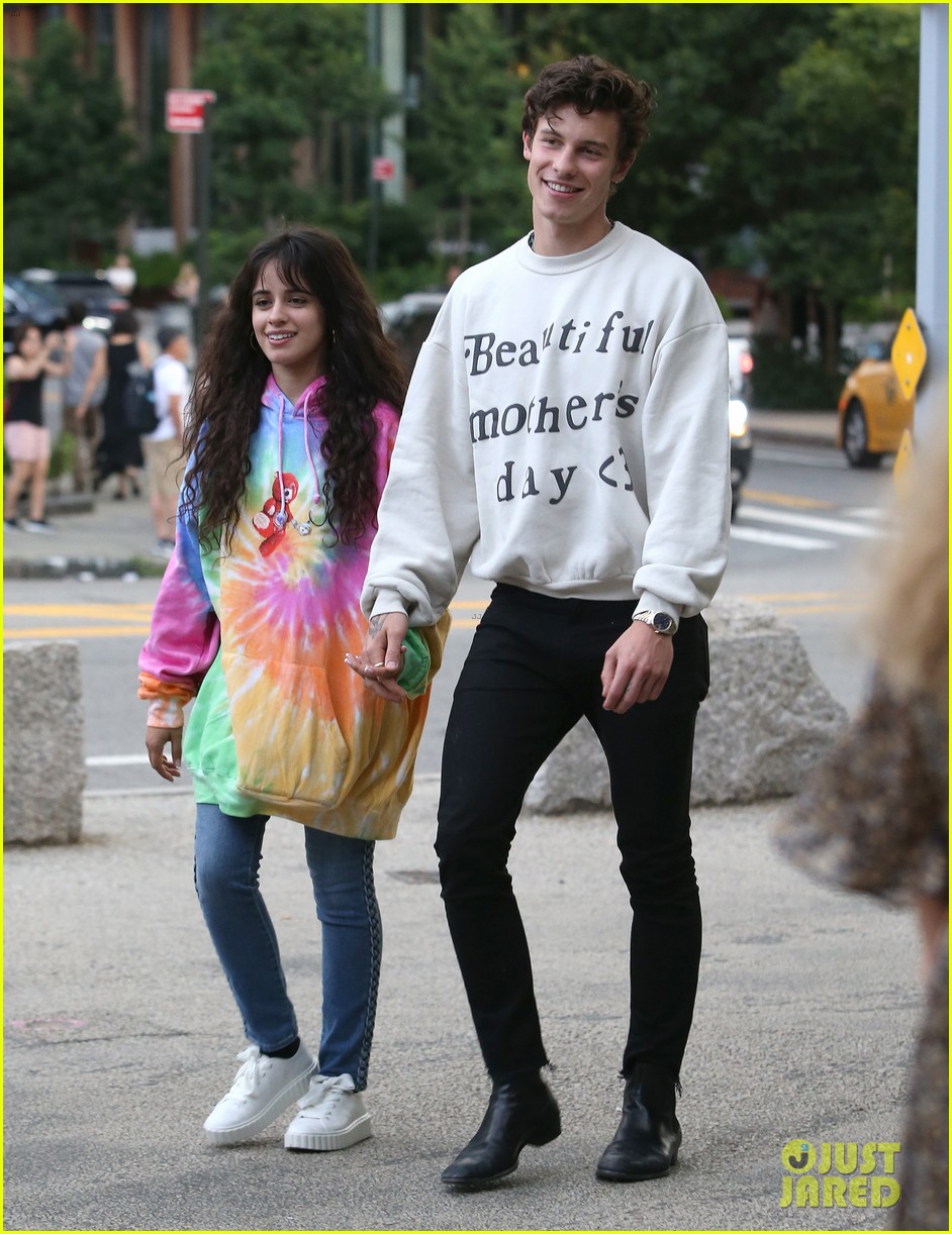 Shawn Mendes Camila Cabello Meet Up With His Parents For Dinner In Nyc Photo 4333459 Camila Cabello Shawn Mendes Pictures Just Jared