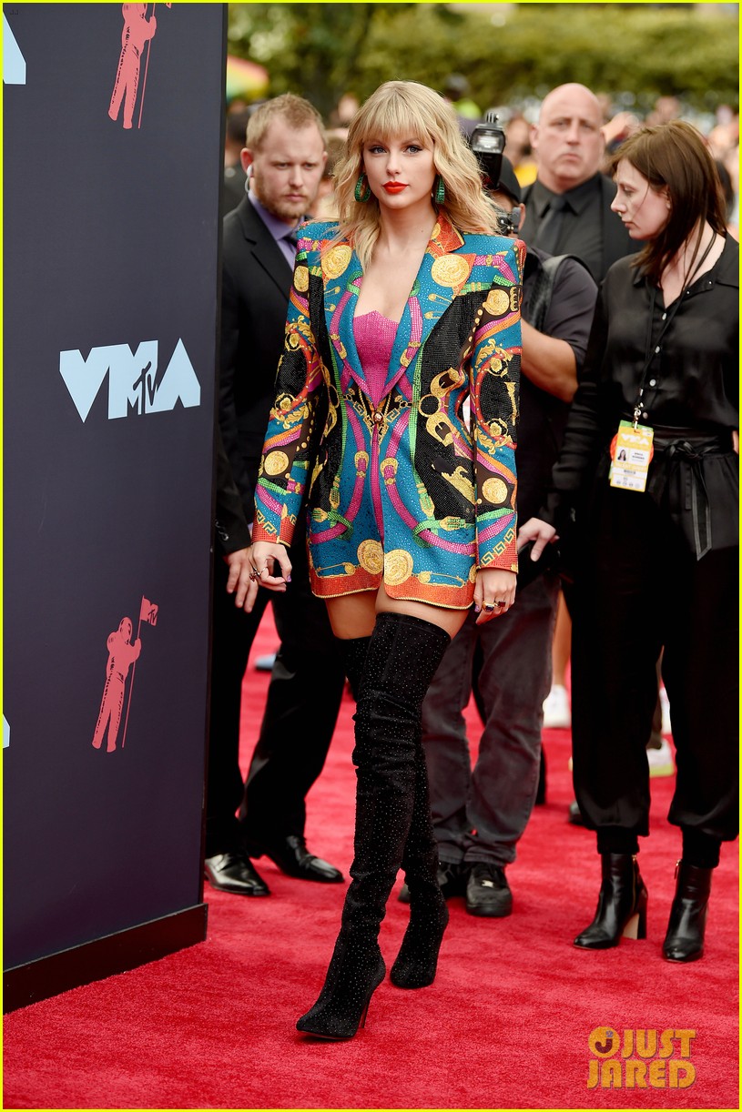 Taylor Swift Walks the VMAs 2019 Carpet Before Opening Show! Photo