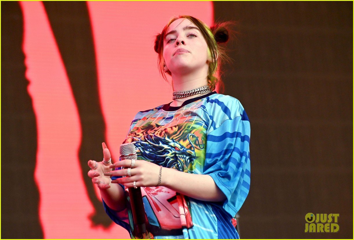Billie Eilish Powers Through Performance After Injuring Her Leg at