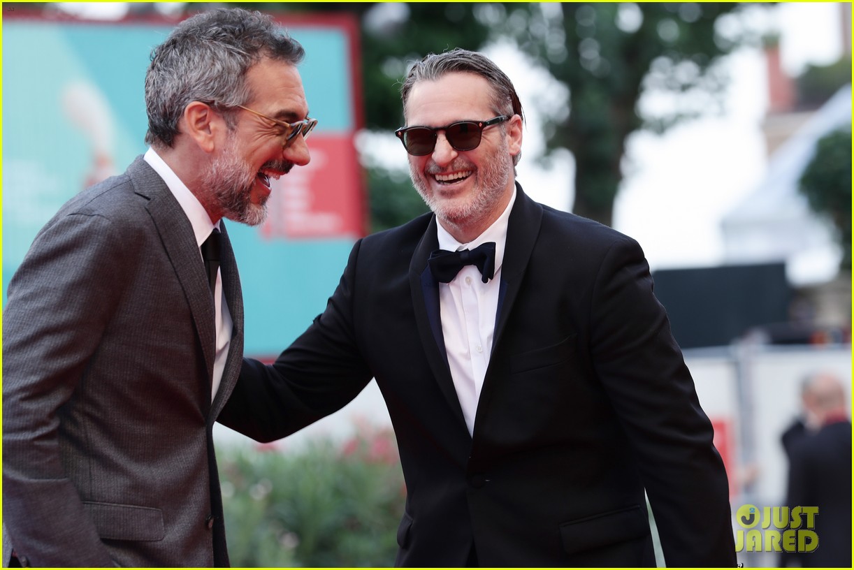 joaquin-phoenix-todd-phillips-joker-venice-film-festival-closing-08.jpg