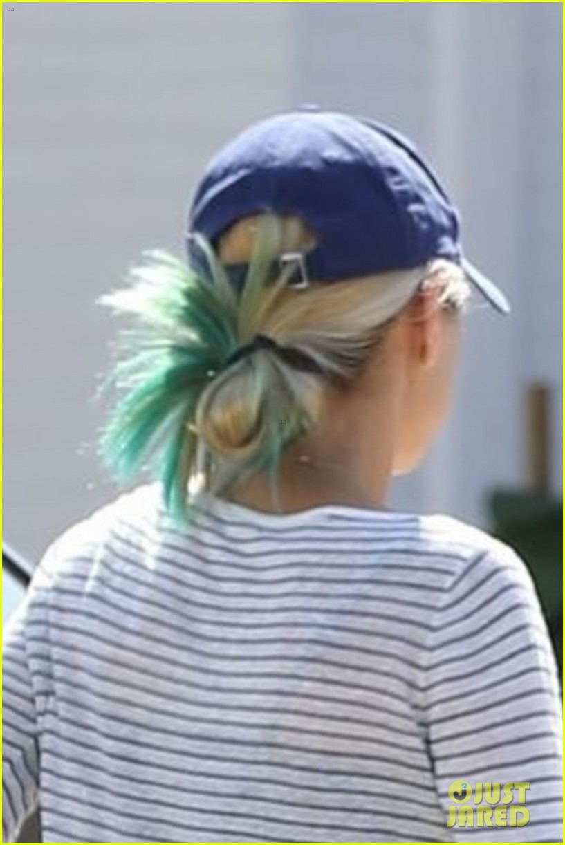 Mila Kunis Now Has Blonde Hair With Bright Blue Tips Photo