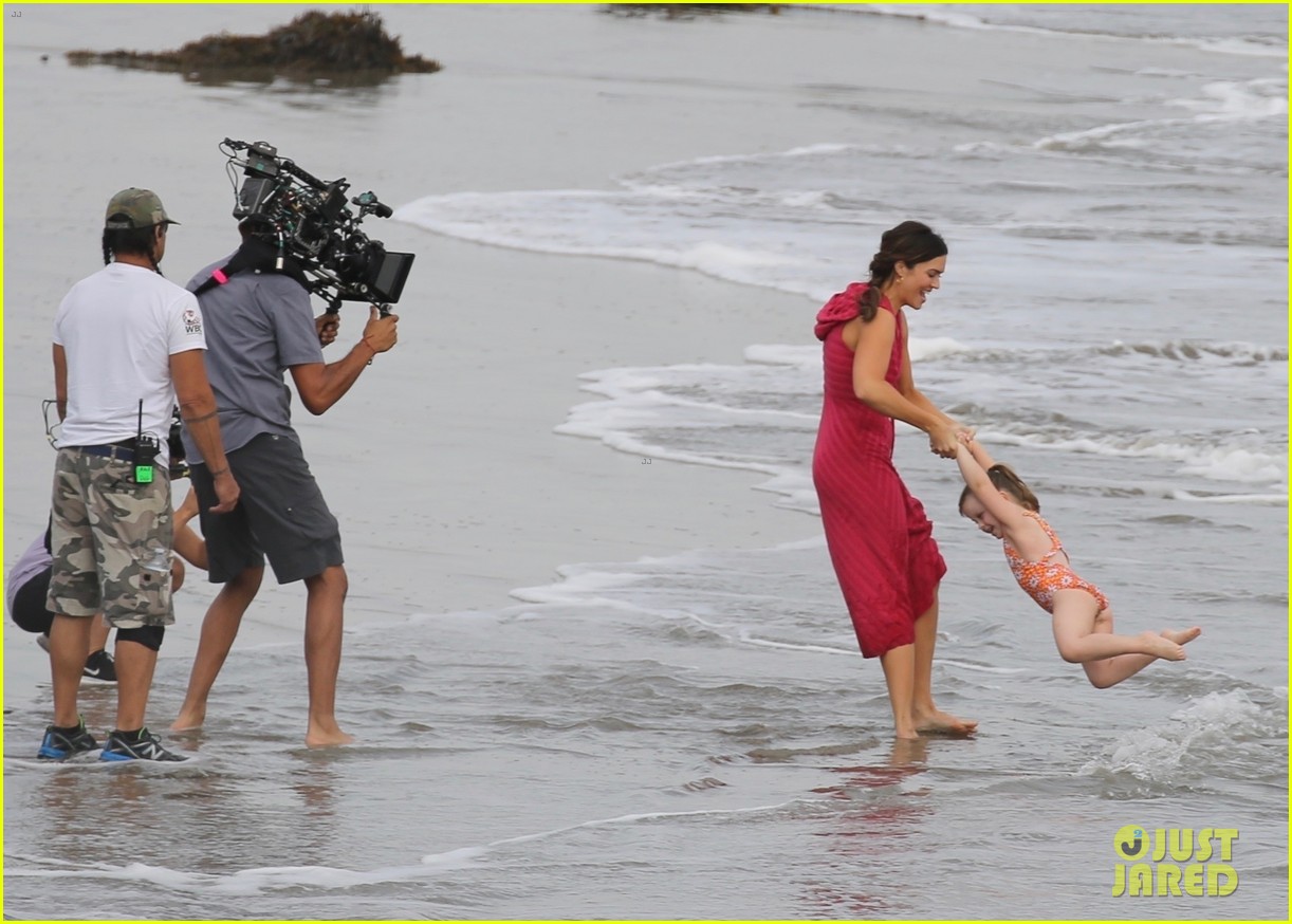 Mandy Moore Goes to the Beach for a 'This Is Us' Scene Photo 4361291