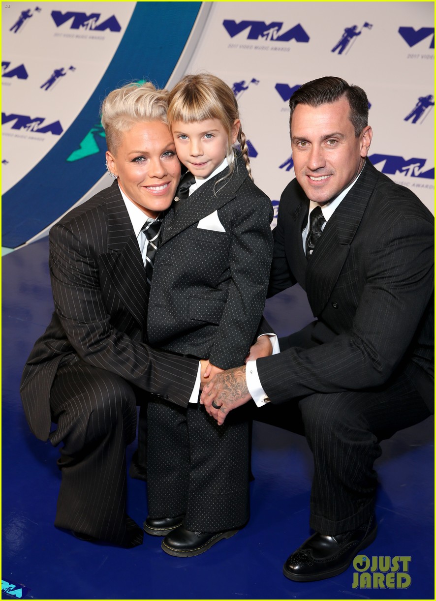 Pink&rsquo;s Daughter Willow Hart Has a New Shaved Head Haircut!: Photo