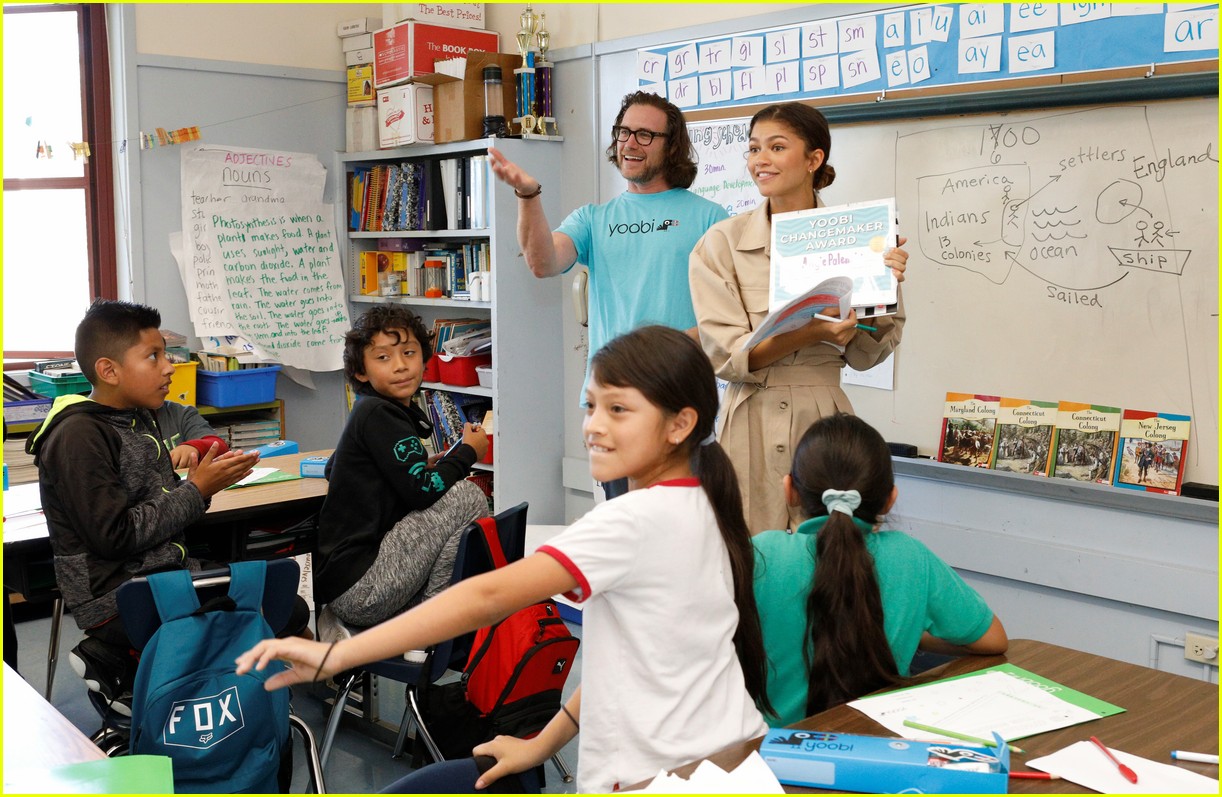 Zendaya Helps Donate School Supplies to 450 Oakland Students Photo 4356038 Zendaya Pictures