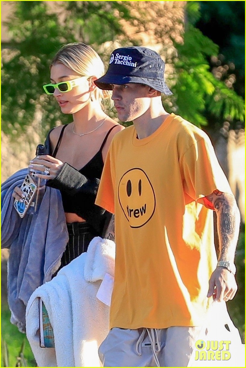 Justin Bieber & Wife Hailey Enjoy a Picnic in Beverly Hills: Photo