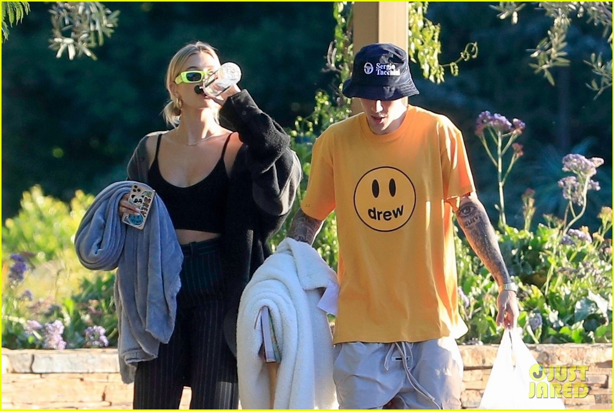Justin Bieber & Wife Hailey Enjoy a Picnic in Beverly Hills: Photo