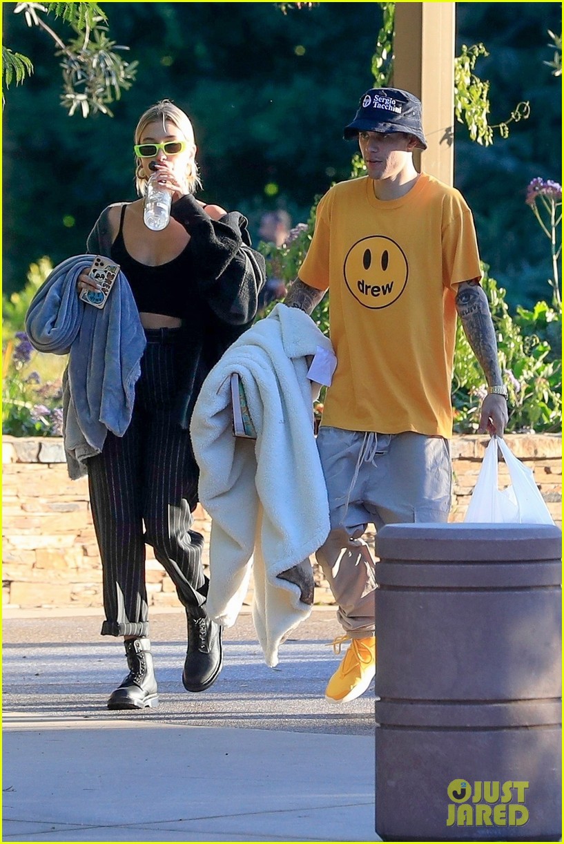 Justin Bieber & Wife Hailey Enjoy a Picnic in Beverly Hills: Photo